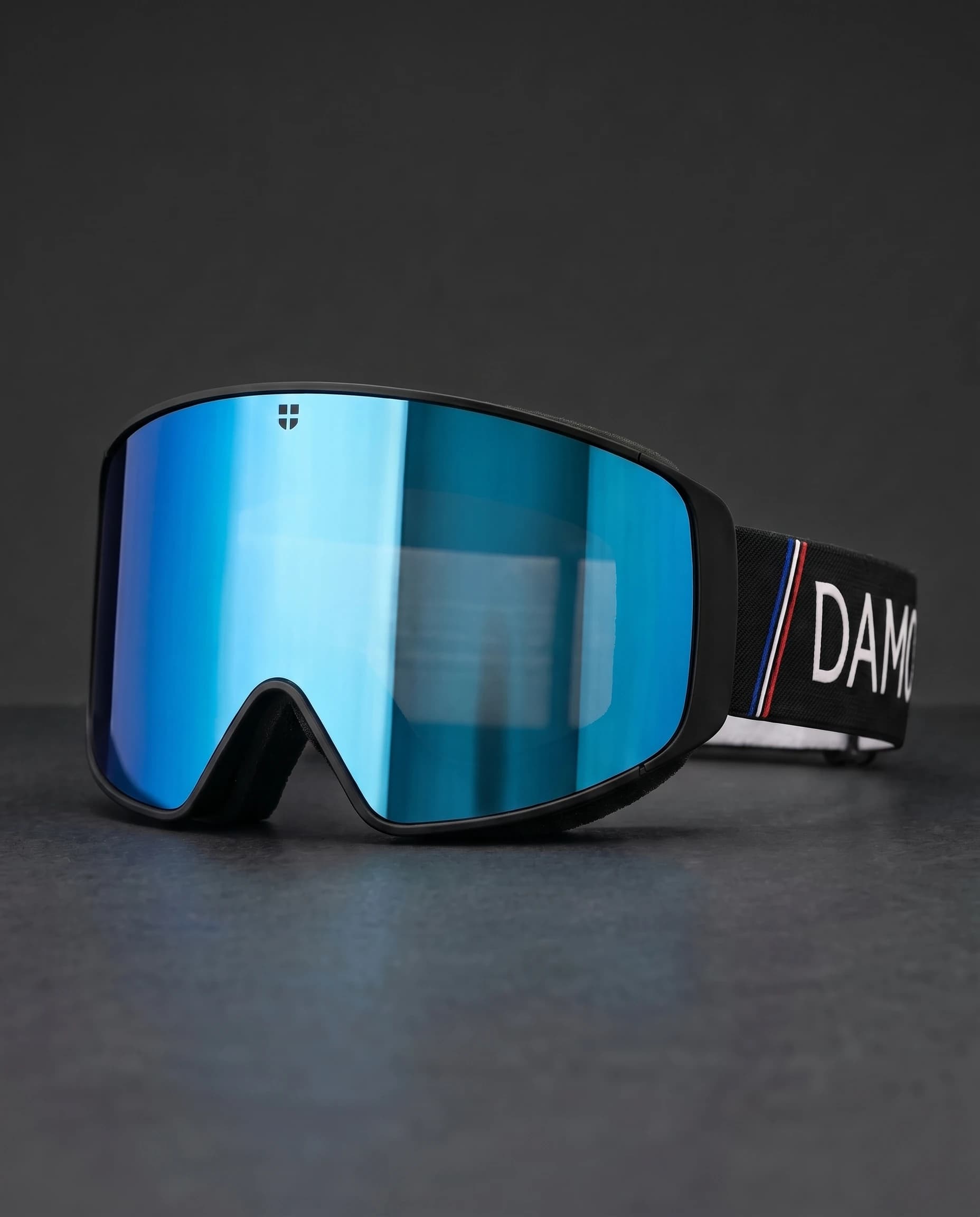The Original avec écran Bleu glace, photographie produit studio sur fond anthracite, sangle DAMO visible